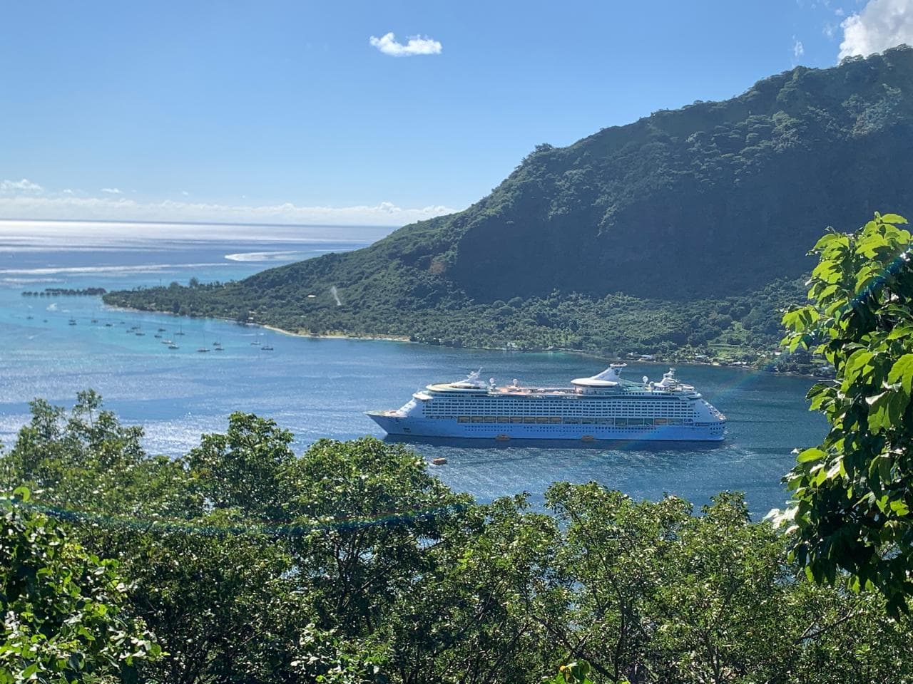 Paquebot dans le lagon de Moorea